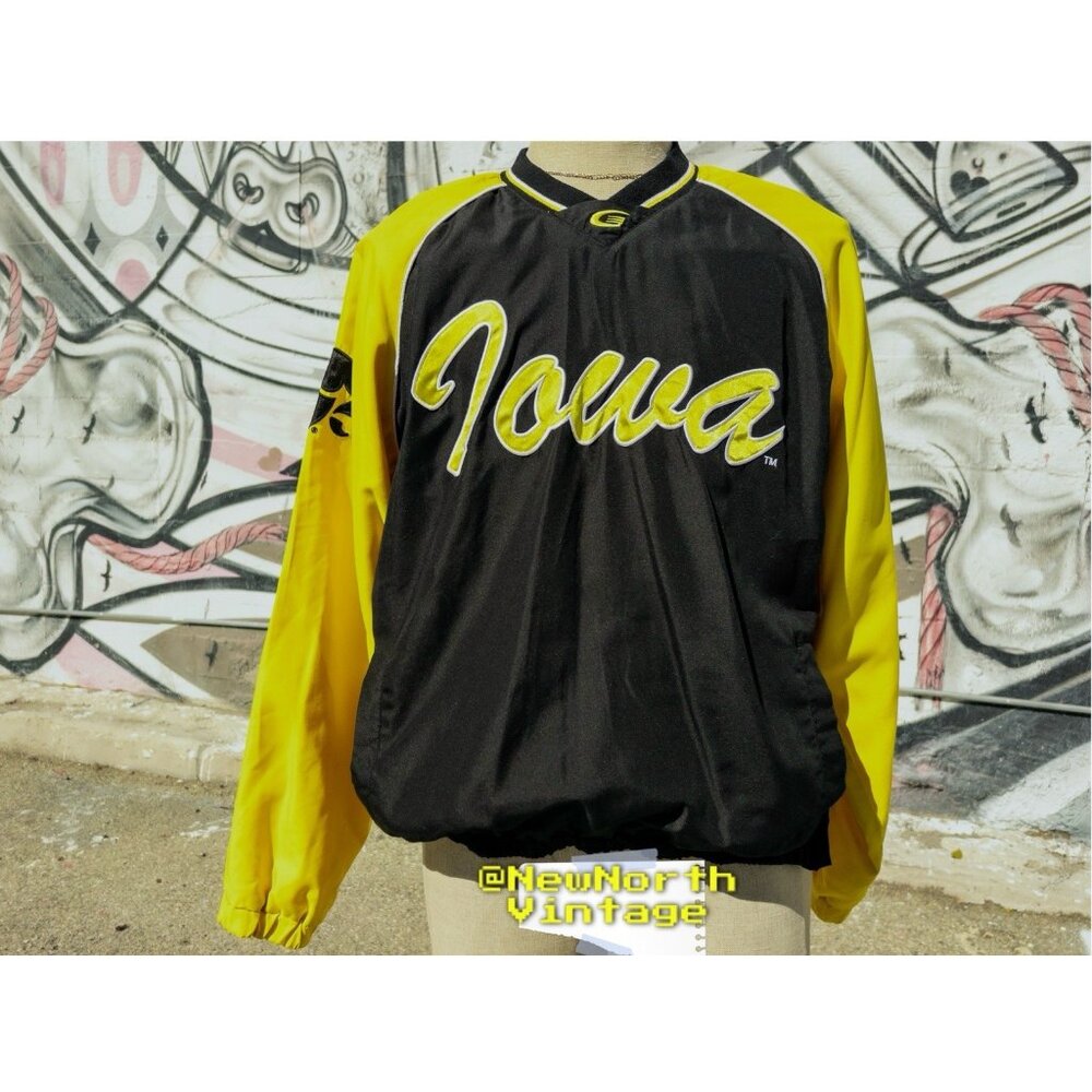 IOWA HAWKEYES NCAA Vintage Windbreaker Size Medium (V-Neck Pullover)